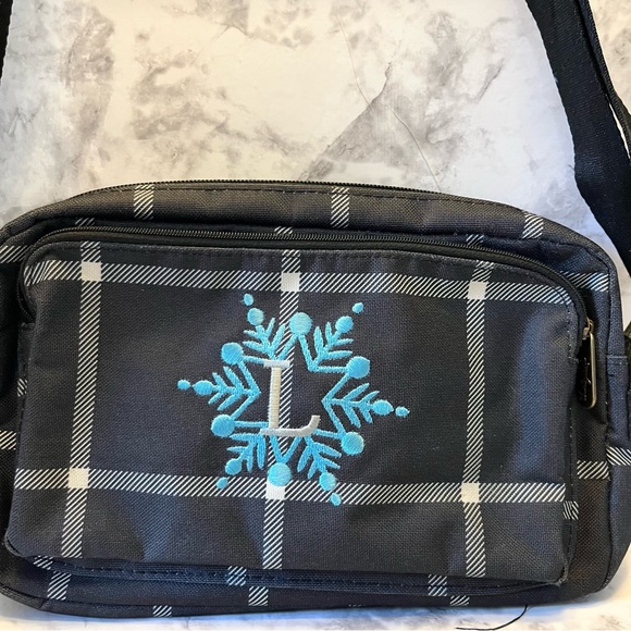 Thirty One All Zipped Up Crossbody Purse Bag in Black Plaid w Snowflake Holiday - Picture 3 of 3